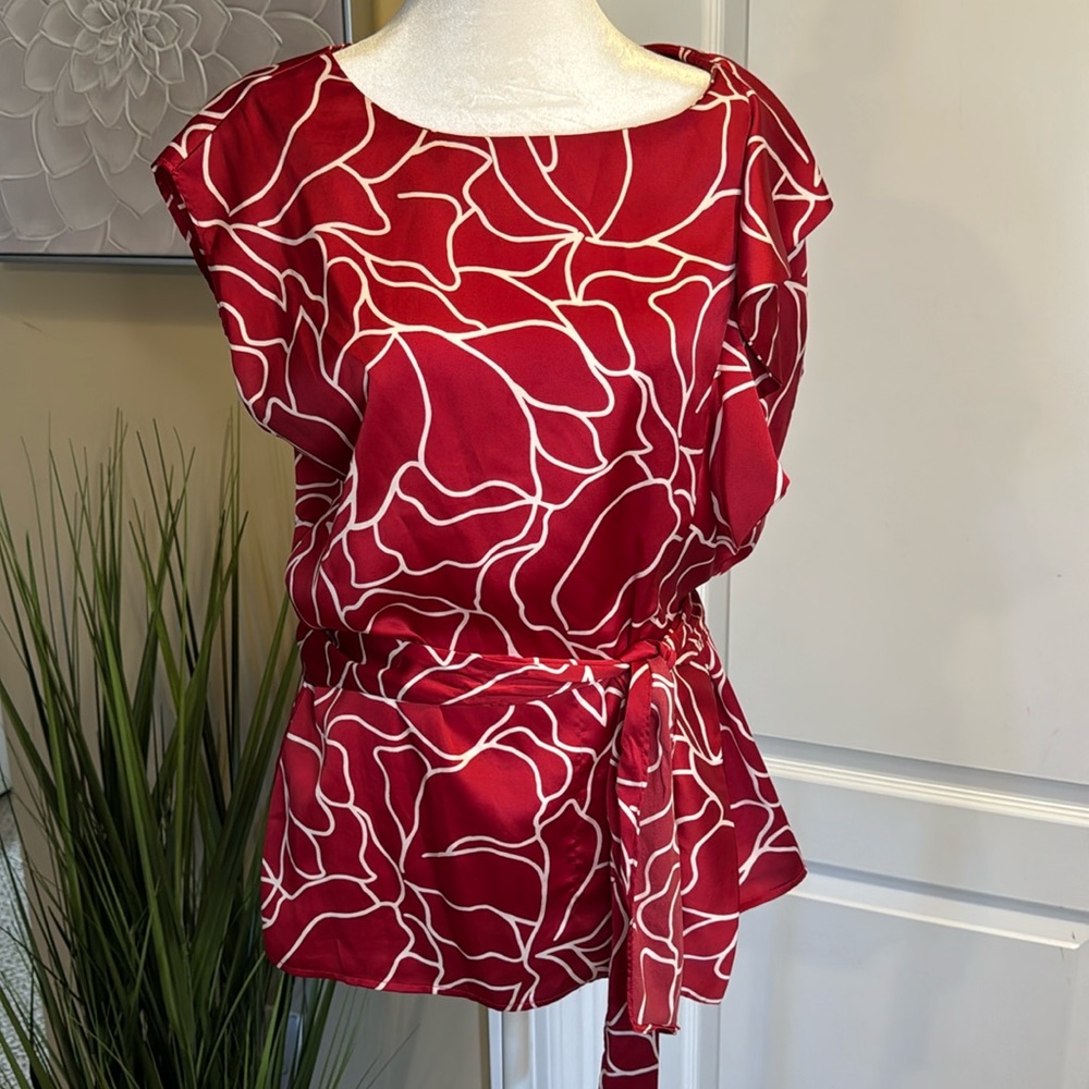 New York & Company Red & White Floral Satin Blouse - Size Medium